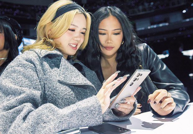 17일(현지시간) 미국 새너제이에 위치한 SAP센터에서 개최된 '갤럭시 언팩 2024(Galaxy Unpacked 2024)' 행사에서 관람객들이 '갤럭시 S24' 시리즈 제품을 체험하고 있다. [연합]