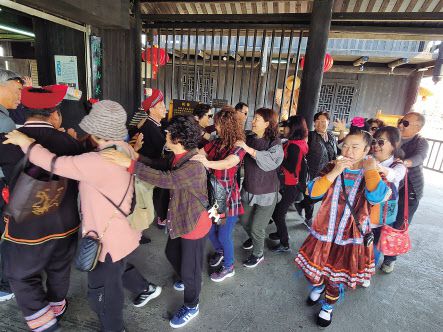 계림 소수민족과 한국인의 기차놀이 어울림