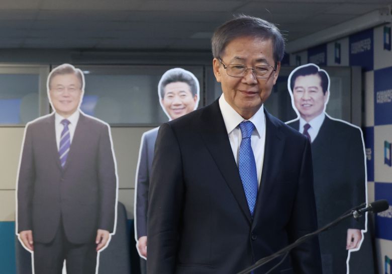 임혁백 더불어민주당 공천관리위원장이 21일 서울 여의도 당사에서 열린 간담회에 입장하고 있다.[연합]