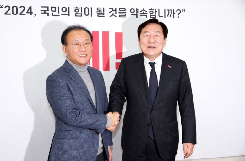 김기문(오른쪽) 중소기업중앙회장이 24일 국회를 찾아 윤재옥 국민의힘 원내대표를 예방하고 악수를 하고 있다. [중기중앙회 제공]
