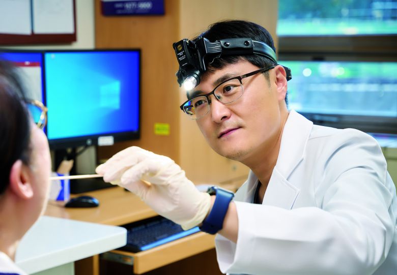 강동경희대병원 이비인후과 이영찬 교수는 “두경부암 치료는 질병의 완치뿐 아니라 수술 후 환자의 삶의 질과 미용적인 문제 해결이 매우 중요하다.”라며 “즉, 환자의 기능을 최대한 보존하면서 암을 치료해야 하는 것이 특징이다.”라고 조언했다.