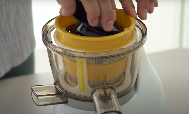 착즙기로 주스 만드는 모습[휴롬 유튜브 갈무리]