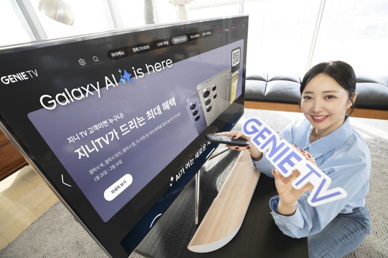 모델이 KT 지니 TV의 ‘갤럭시 S24 브랜드 팝업스토어’ 전용관을 통해 26일부터 열리는 이벤트를 소개하는 모습. [KT 제공]