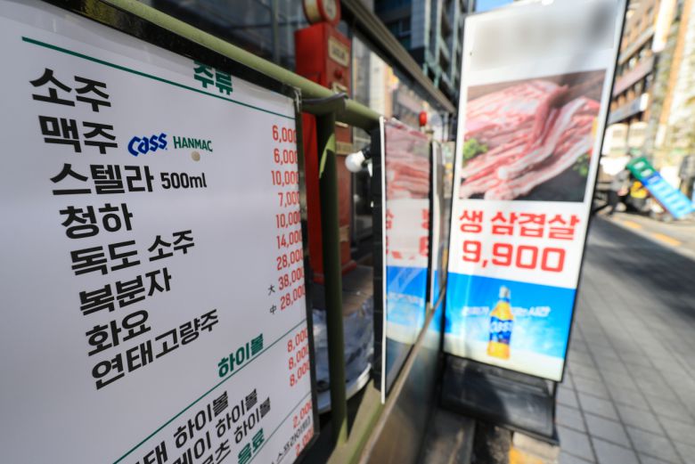 식당가도 중대재해처벌법을 예의주시하고 있다. 고용 인원에 따라 피해로 이어질 수 있어서다. 일부 자영업자는 법의 우려가 결국 근로자 피해로 이어질 것이라고 걱정하기도 했다. 사진은 서울 서초구 식당가. [연합]