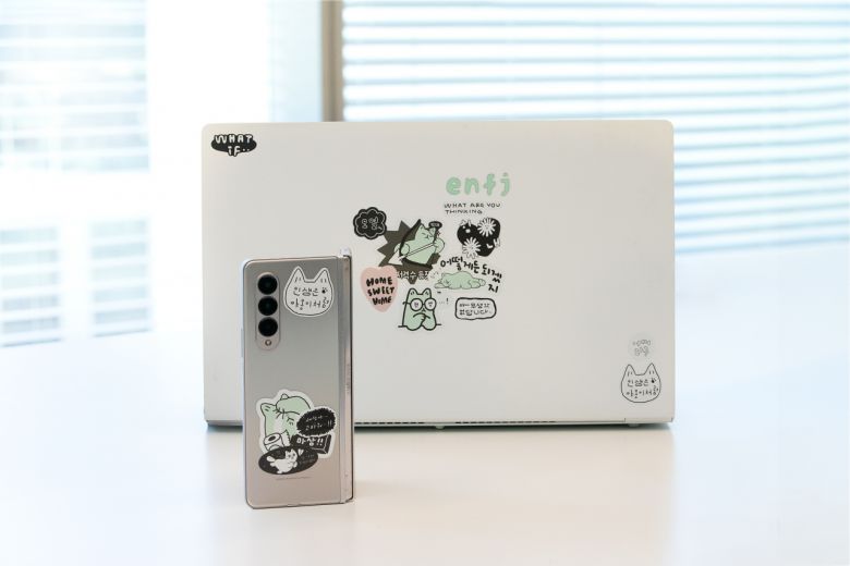 MBTI, 워라밸 컨셉으로 만들어진 ‘라온’ 스티커가 최재혁 KT 디바이스 사업팀 차장이 사용하고 있는 노트북, 스마트폰에 부착된 모습. [KT 제공]