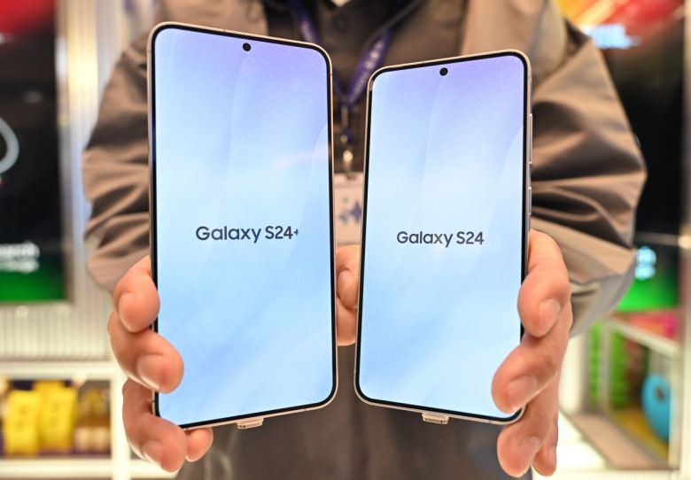 서울 서초구 신세계 센트럴시티 갤럭시 S24 체험존에서 관계자가 갤럭시S24 시리즈를 선보이고 있다. 임세준 기자