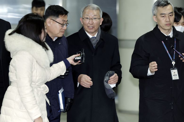 이른바 '사법농단' 재판 1심에서 무죄를 선고받은 양승태 전 대법원장이 26일 오후 서울 서초구 서울중앙지법을 나서며 취재진의 질문에 답하고 있다. [연합]