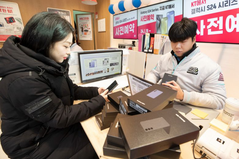 KT 모델이 KT ‘갤럭시S24 시리즈’ 사전 개통을 하고 있다. [KT 제공]