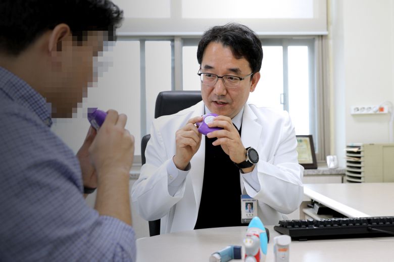 일산백병원 호흡기알레르기내과 정재원 교수는 "알레르기 유발 물질을 식별하고 주변 환경을 정리하는 것이 천식이나 알레르기비염, 아토피피부염을 예방하는 첫걸음이다"라고 조언했다