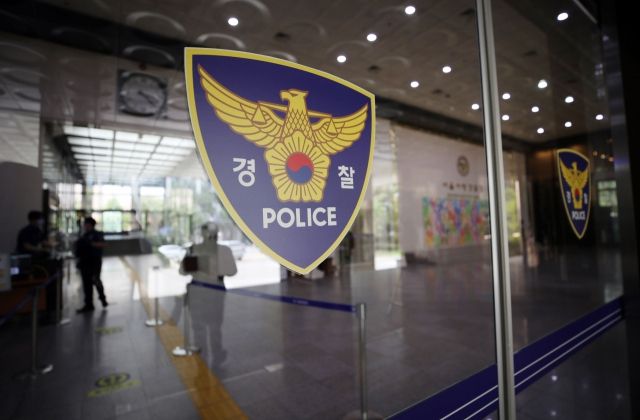 [헤럴드경제=나은정 기자] 데이트폭력 혐의로 경찰 조사를 받던 남성이 별안간 차도로 뛰어들어 버스에 치이는 사고가 발생했다.