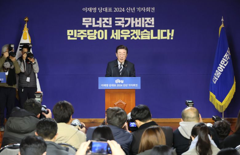 이재명 더불어민주당 대표가 31일 국회 사랑재에서 신년 기자회견을 하고 있다. [연합]