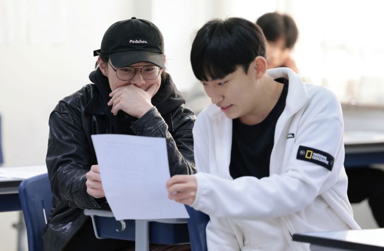 2024학년도 대학수학능력시험(수능) 성적표 배부일인 지난해 12월 8일 오전 서울 종로구 경복고등학교에서 3학년 학생들이 성적을 확인하고 있다.