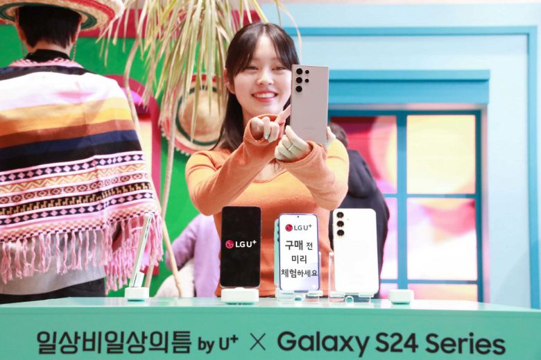 LG유플러스 모델이 체험형 스토어 ‘일상비일상의틈byU+’에서 갤럭시S24 시리즈를 체험하고 있다. [LG유플러스 제공]