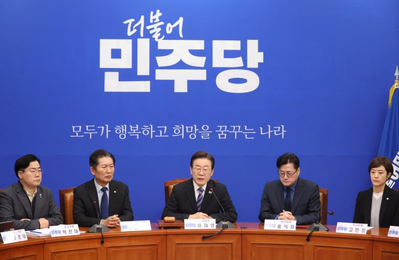 이재명(가운데) 더불어민주당 대표가 2일 국회에서 열린 최고위원회의에서 발언하고 있다. [연합]