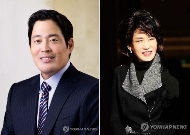 [사진=정용진 신세계그룹 부회장(왼쪽)과 정유경 신세계 총괄사장(오른쪽)][연합]