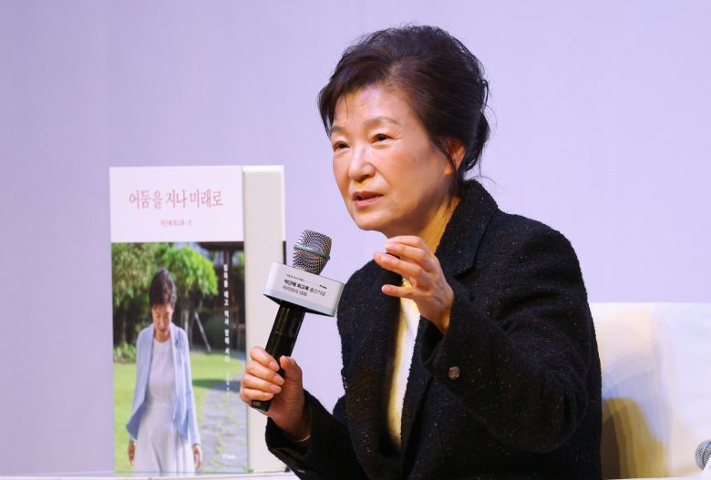 박근혜 전 대통령이 5일 대구 수성구 인터불고호텔에서 열린 '박근혜 회고록 출간기념 저자와의 대화'에서 발언하고 있다. [연합]