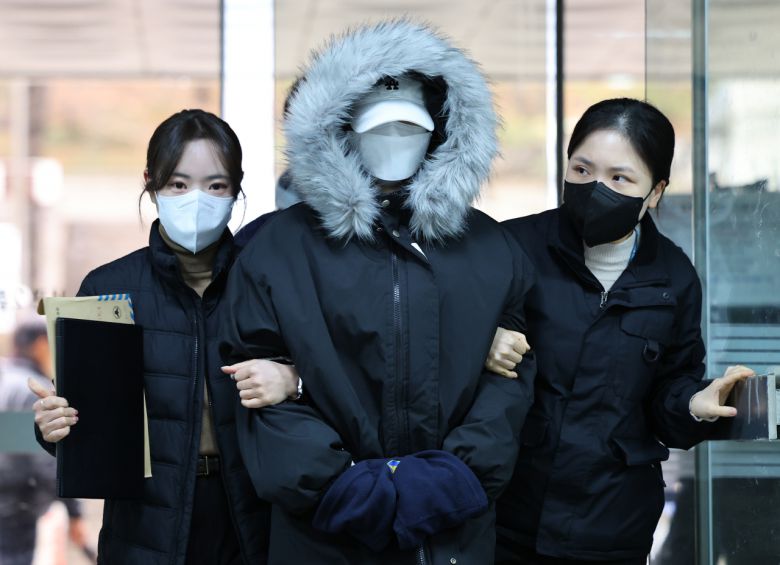 서울 강남 한복판에서 음주운전으로 사망 사고를 내고도 구호 조치 대신 반려견만 끌어안은 모습으로 논란이 된 20대 여성이 5일 오후 2시 40분께 구속 전 피의자 심문에 참석하기 위해 법원에 모습을 드러냈다. [뉴시스]