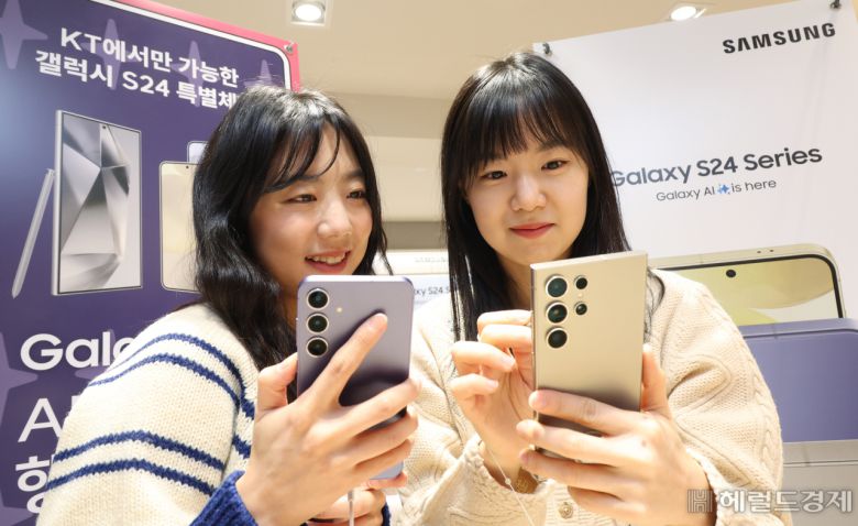 갤럭시 S24 사전구매 개통 시작일인 26일 오전 서울 종로구 KT플라자 광화문중앙점에서 고객들이 제품을 살펴보고 있다. 임세준 기자