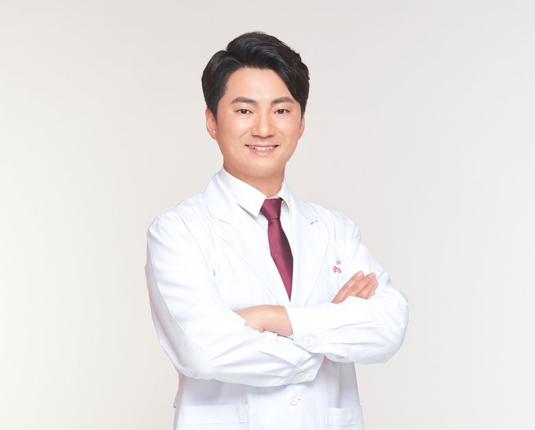 푸른청신경과의원 양준규 대표원장은 "치매는 노화로 인한 자연스러운 증상이 아니고 충분히 예방이 가능한 질환이기에 적극적인 조기 발견 및 치료 노력을 경주하는 것이 바람직하다."고 조언했다.