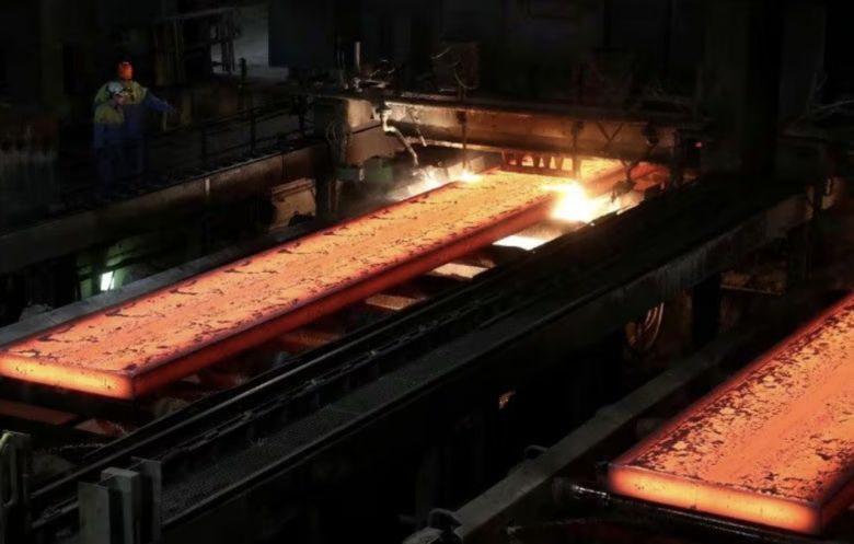 제철소에서 붉게 달아오른 강판들이 프레스를 통과하고 있다. [로이터]