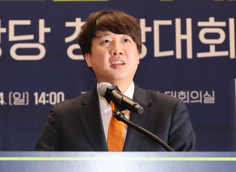 개혁신당 이준석 대표가 4일 국회 의원회관에서 열린 새로운미래 중앙당 창당대회에서 축사하고 있다. 연합뉴스