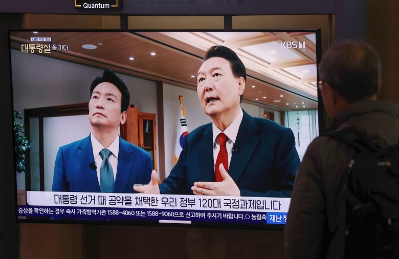 7일 오후 서울역 대합실에서 시민들이 KBS를 통해 녹화 방송되고 있는 윤석열 대통령의 특별 대담을 시청하고 있다. [연합]