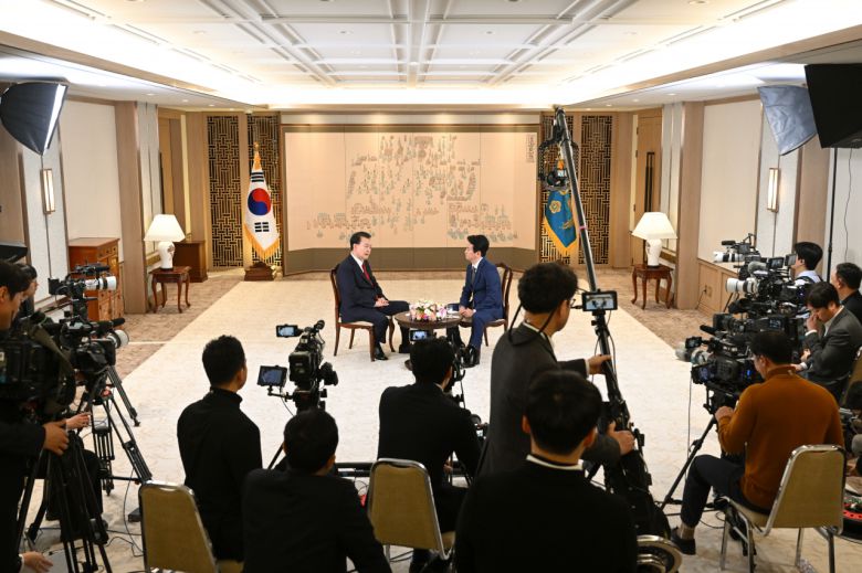 윤석열 대통령이 지난 4일 서울 용산 대통령실 청사에서 KBS와 특별대담을 하고 있다. [연합]