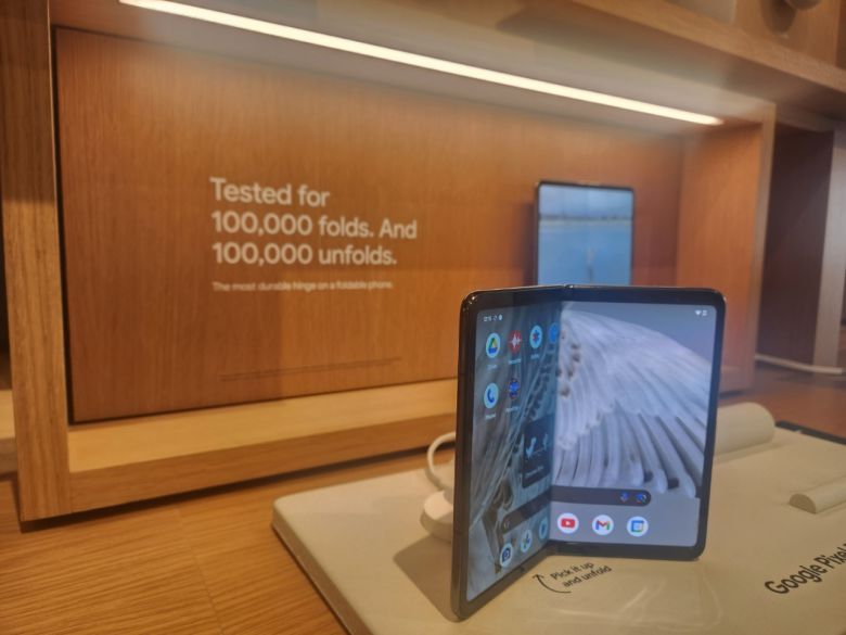 미국 캘리포니아주 마운틴뷰에 위치한 구글 본사 내 ‘구글숍’에 전시 중인 구글 픽셀 폴드. 10만번 접는 실험을 했다는 문구가 인상적이다. 샌프란시스코=고재우 기자