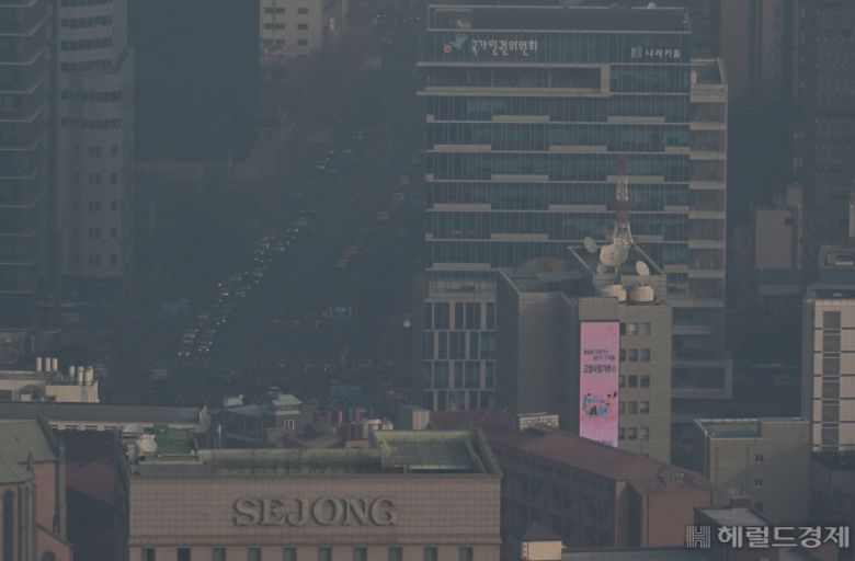 미세먼지로 인해 도심권이 탁한 모습을 보이고 있다. 임세준 기자