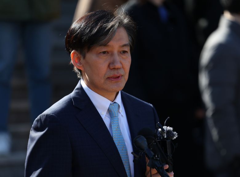 조국 전 법무부 장관이 13일 부산 민주공원에서 기자회견을 열고 신당창당을 선언한 뒤 지지로부터 꽃다발을 받고 있다. 조 전 장관은 “무능한 검찰독재정권 종식을 위해 맨 앞에서 싸우겠다”며 신당 창당을 공식 선언했다. [연합]