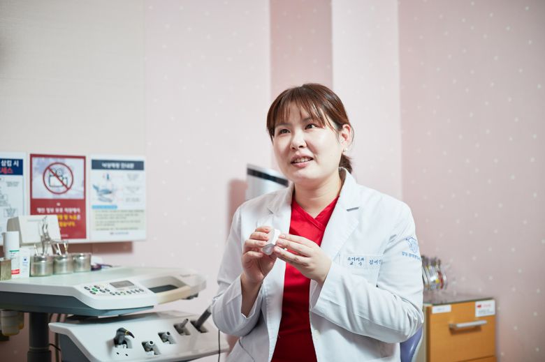 강동경희대학교병원 소아치과 김미선 교수는 “충치유발지수가 높은 음식을 먹으면 3분이내에 양치를 하고, 끈적이는 음식의 경우에는 물로 행궈내고 치아를 닦는 것이 좋다.”라면서 “당장 양치가 어렵다면 물로만 헹구는 것도 도움이 된다.”라고 조언한다.