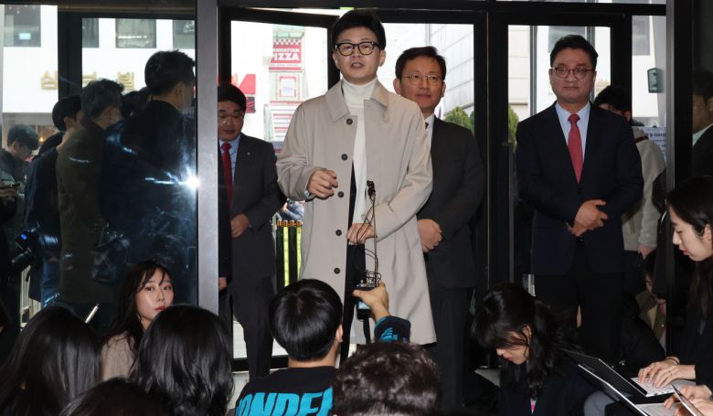 한동훈 국민의힘 비상대책위원장이 13일 여의도 당사 입구에서 기자들의 질문에 답하고 있다. [연합]