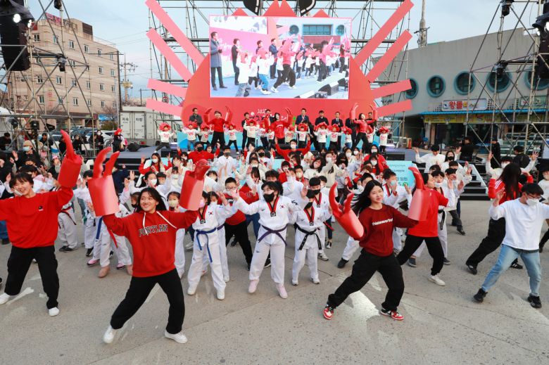울진 후포항 대게축제는 대게 미식체험, 경매 등 기본프로그램 외에 액티브한 참여형 이벤트로 다채롭게 꾸며진다.