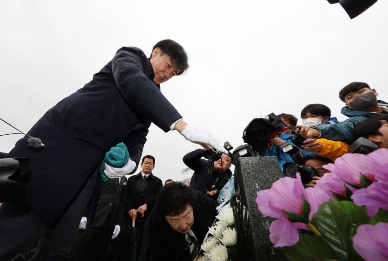 조국 전 법무부 장관이 14일 오전 광주 북구 운정동 국립 5·18민주묘지를 찾아 열사묘소를 참배하고 있다. [연합]