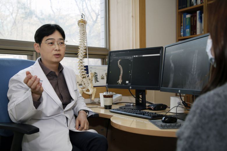 이상훈 교수는 "강직성척추염은 초기에 진단을 놓치고 흉추까지 침범하고 척추 강직이 어느 정도 진행되면 치료 효과를 낙관할 수 없다"라며 "한번 굳은 관절은 회복이 불가능하기 때문이다. 그만큼 초기에 증상을 자각해 일찍 치료를 시작하는 것이 중요하다"고 조언한다.