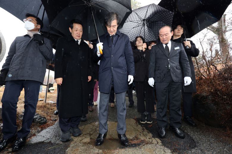 신당 창당을 선언한 조국 전 법무부 장관이 14일 오전 광주 북구 망월동 5·18 구묘역(민족민주열사묘역)을 찾아 땅에 박힌 '전두환 비석'을 밟고 있다. 옛 5·18묘역 들머리의 전두환 비석은 전씨가 대통령 재임 시절인 1982년에 전남 담양군 방문을 기념해 세운 것을 광주·전남 민주동지회가 1989년 부순 뒤 사람들이 그의 이름을 밟고 지나가도록 묻었다. [연합뉴스]