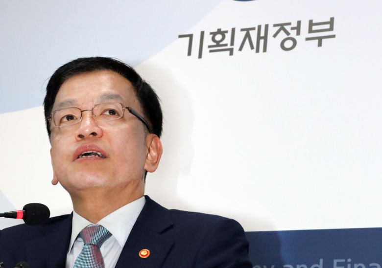 최상목 부총리 겸 기획재정부 장관이 16일 정부세종청사에서 기자 간담회를 열고 있다. [연합]