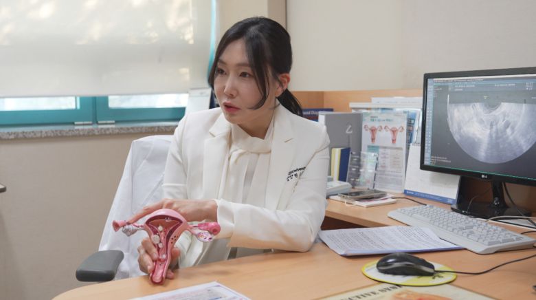 노원을지대학교병원 산부인과 권소정 교수가 진료실에서 자궁근종에 대해 설명하고 있다
