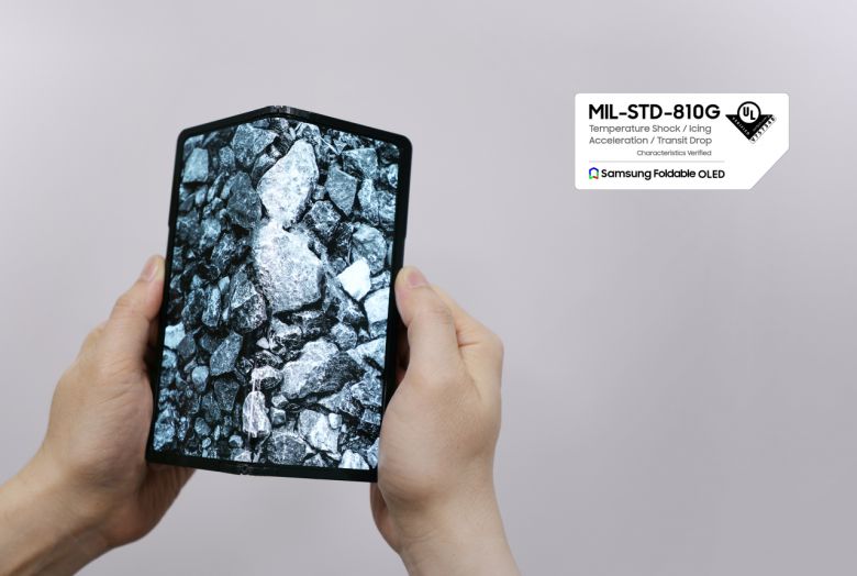 삼성디스플레이의 7.6인치 폴더블 패널이 적용된 시제품 ‘플렉스 인앤아웃(Flex In&Out™)’. [삼성디스플레이 제공]