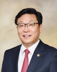 [헤럴드경제=김용훈 기자] "지방자치단체도 정책의 우선순위를 조정해 자체 재원과 인프라를 활용해 지방교육청, 지역기업, 지역시민사회 저출산 극복에 전력투구해야 한다."