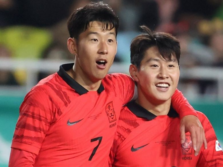 손흥민과 이강인의 다정한 모습