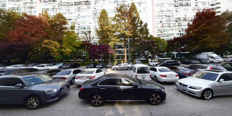 서울의 한 구축 아파트 단지 지상주차장 모습. 해당 사진은 기사 본문과 직접적 관련이 없음. [네이버 지도 거리뷰]