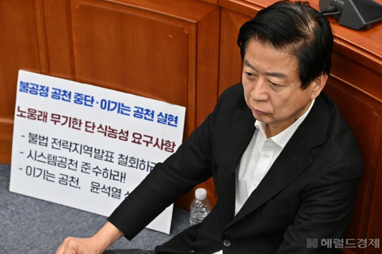 더불어민주당 공직후보자추천관리위원회 심사에서 공천 배제된 노웅래 의원이 23일 서울 여의도 국회 더불어민주당 대표회의실에서 심사 결과에 반발하며 단식 농성을 이틀째 이어가고 있다. 임세준 기자