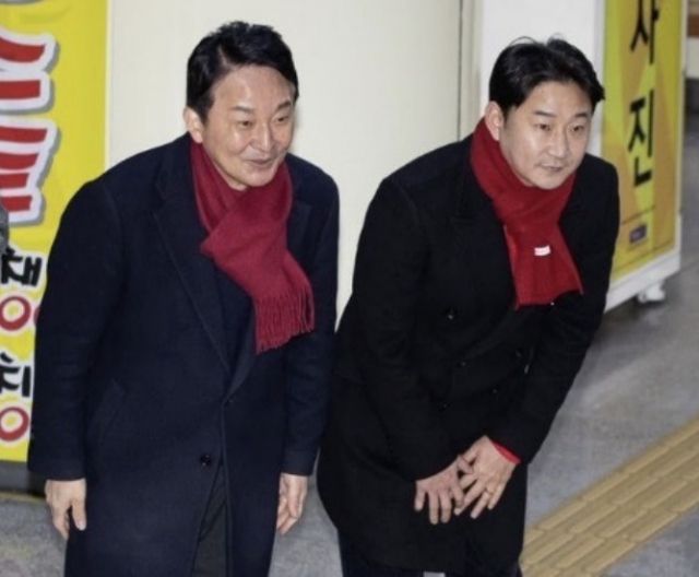 원희룡 전 국토교통부 장관과 축구 국가대표 선수 출신 이천수가 22일 인천지하철 1호선 계산역에서 출근 인사를 하고 있는 모습. [엑스 캡처]