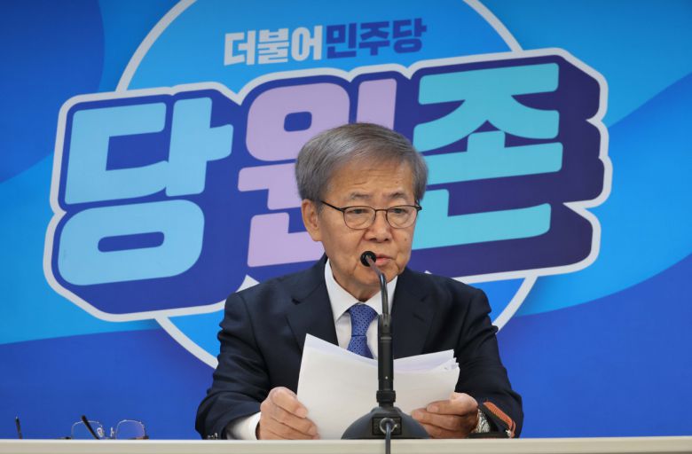 임혁백 더불어민주당 공천관리위원장이 지난 6일 서울 여의도 당사에서 중앙당 공직선거후보자추천관리위원회 1차 심사 결과를 발표 하고 있다. 임세준 기자