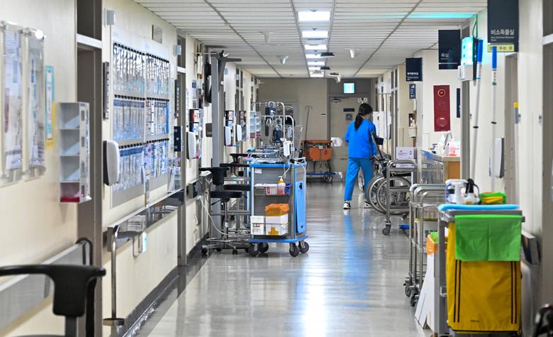 서울 대형 종합병원 빅5(서울대·서울아산·세브란스·삼성서울·서울성모병원) 소속 전공의들이 사직서를 제출하고 20일 오전 6시부터 근무 중단에 돌입했다. 이날 서울 시내 한 대학병원 병동에서 간호사가 근무하고 있다. 임세준 기자