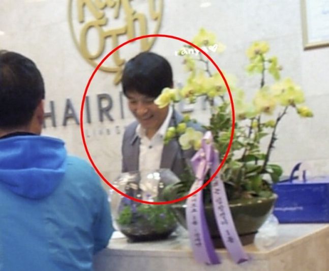 임창정이 개업한 미용실에서 사인을 하고 있는 모습. [블로그 캡처]