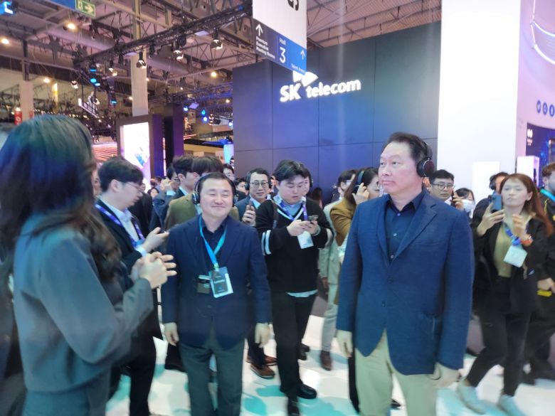 스페인 바르셀로나에서 모바일월드콩그레스(MWC)가 26일 개막한 가운데, 삼성전자 부스를 방문한 최태원(오른쪽) SK 회장이 전시 설명을 듣고 있다. [이영기 기자]