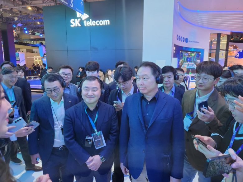 모바일월드콩그레스(MWC) 2024가 스페인 바르셀로나에서 열리고 있는 가운데, 삼성전자 부스를 방문한 최태원(오른쪽) SK 회장이 노태문(왼쪽) 삼성전자 MX부문 사업부장(사장)과 전시 설명을 듣고 있다. [이영기 기자]