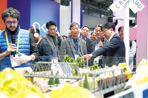 스페인 바르셀로나에서 열리는 ’모바일 월드 콩그레스(MWC) 2024’에 참석한 황현식(가운데) LG유플러스 대표가 노키아 전시관을 방문해 기술 설명을 듣고 있다. [LG유플러스 제공]